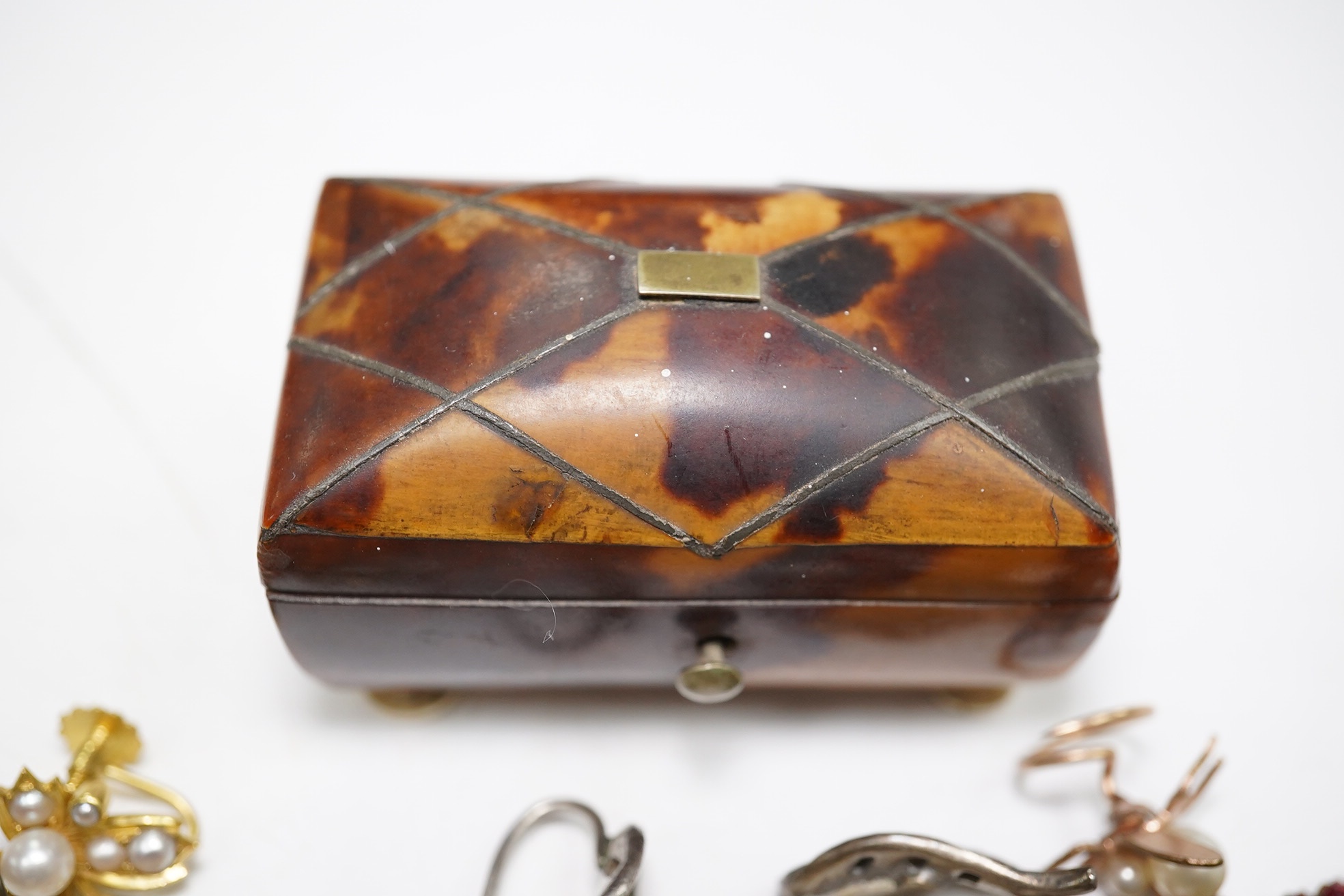 A 9ct chain, 36cm, 5.1 grams, together with sundry other items including costume jewellery, tortoiseshell box and a modern Asprey & Co Ltd 9ct gold cased propelling toothpick. Condition - poor to fair